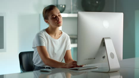 Erfolgreiche-Geschäftsfrau,-Die-Im-Heimbüro-Einen-Desktop-Computer-Tippt-Und-E-Mails-Schreibt.