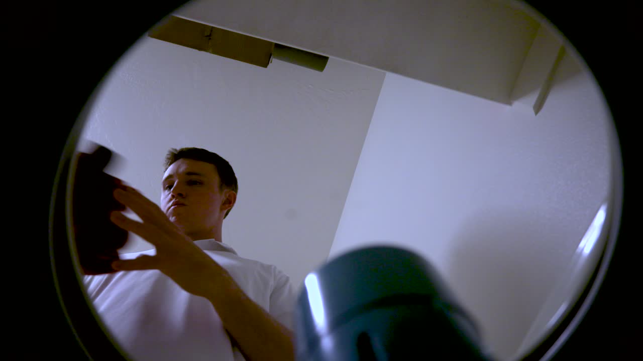 세탁소에서 세탁 책임을 수행하는 충실한 남성 남편