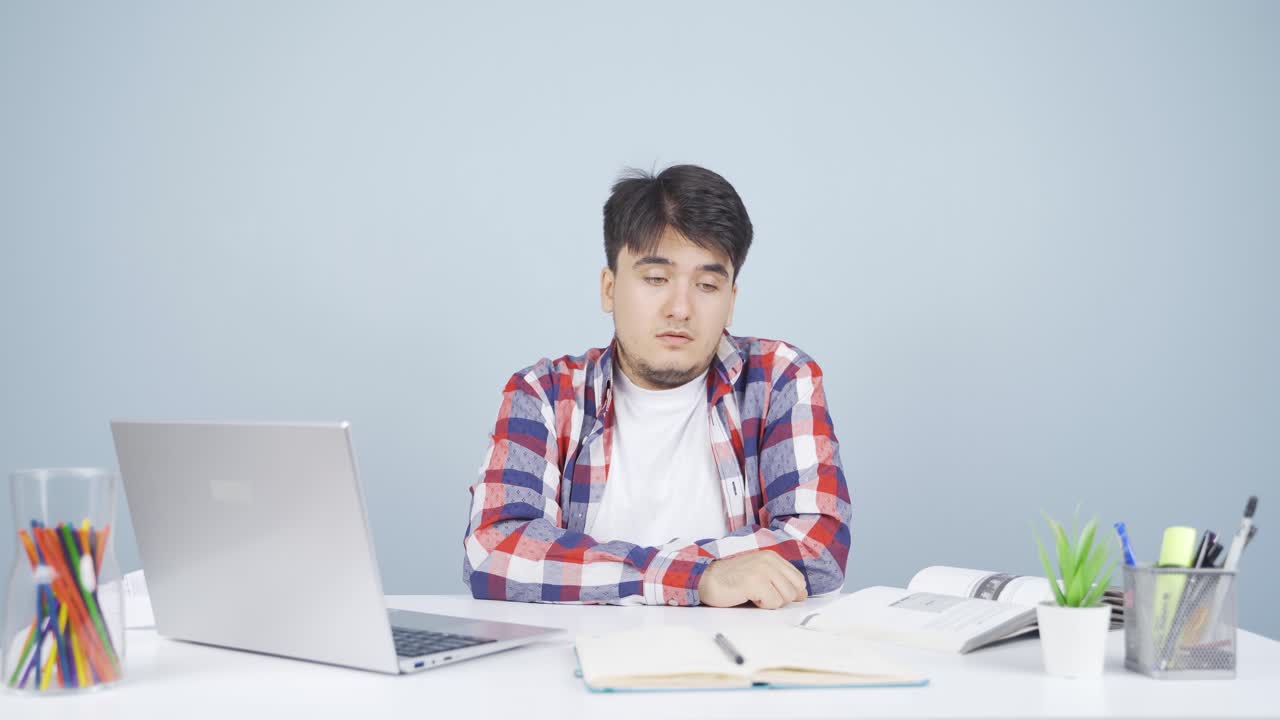 노트북을 보는 남자는 동기부여가 없고 지루합니다.