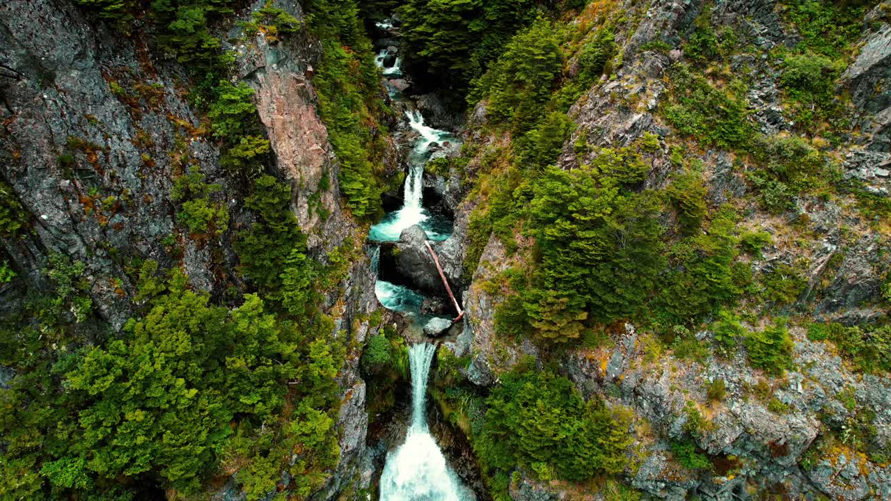 Novozélandský letecký záběr dronem: vodopád Devil’s Punchbowl, natáčení potoka a vodopádu.