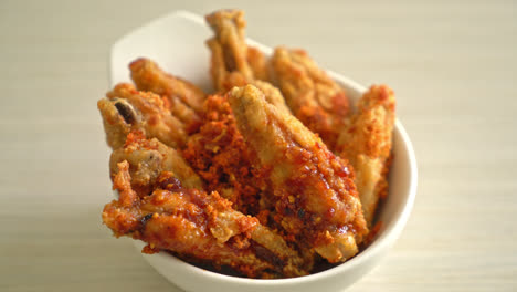 alitas de pollo asadas fritas en tazón blanco