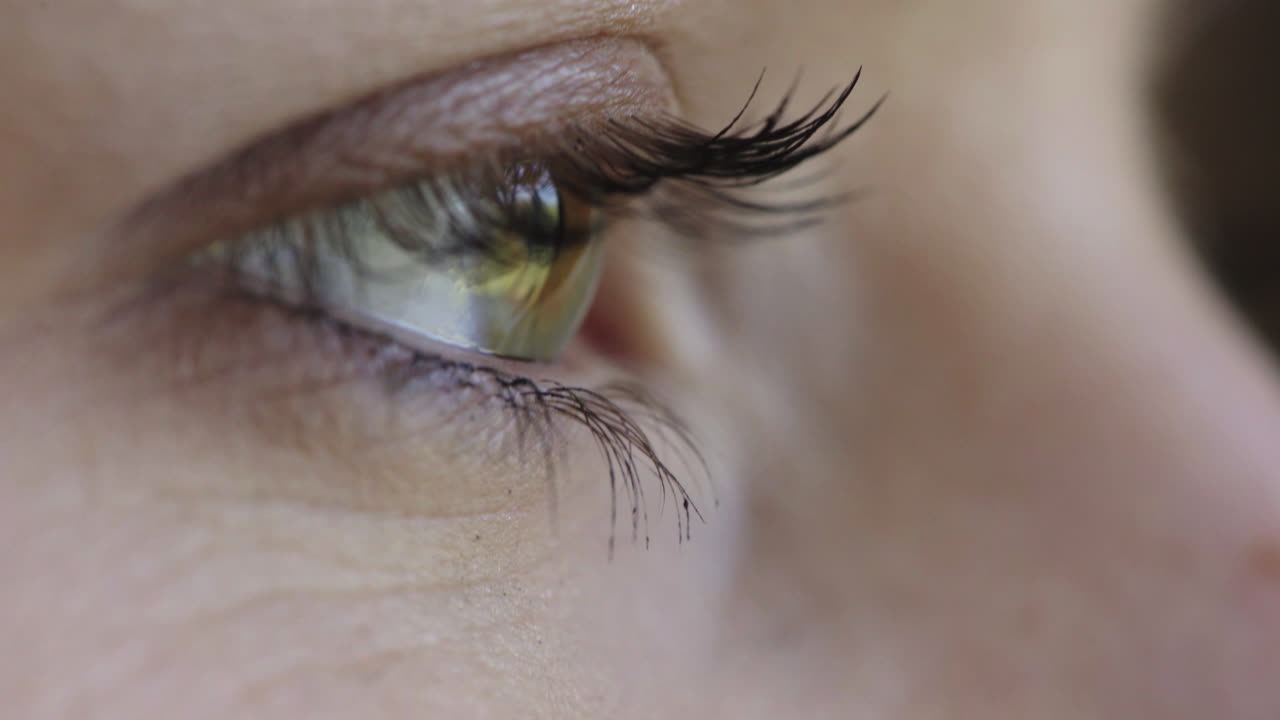 여자 눈의 클로즈업 창 밖의 이리스 반사