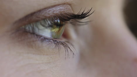 primer plano del ojo de la mujer mirando pensativo contemplativo fuera de la ventana reflejo del iris