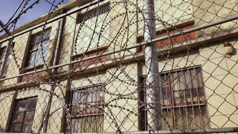 cerca de la valla de alambre de púas de la prisión y la fachada del edificio