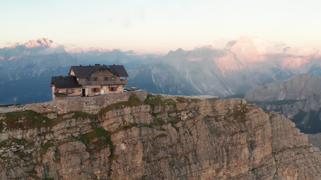 rifugio nuvolau의 드론 시차는 멋진 파노라마 백운석 전망을 보여줍니다.