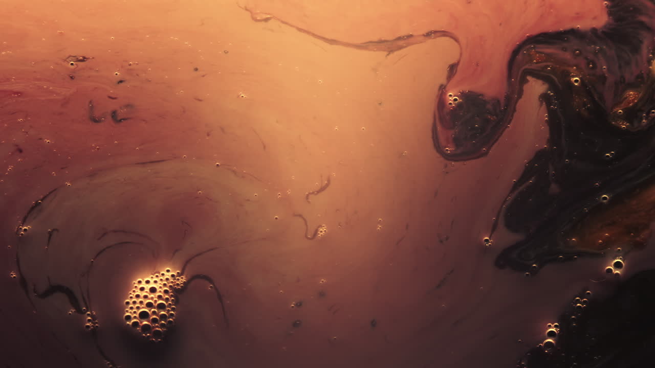 remolinos y burbujas de líquido ámbar abstracto