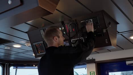 el capitán está llamando en emergencia al canal 16 de vhf desde la cabina.