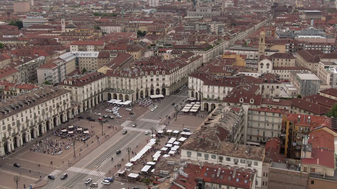 Piazza Vittorio, Torino, Italia - Carrellata aerea a sinistra sopra la famosa piazza.