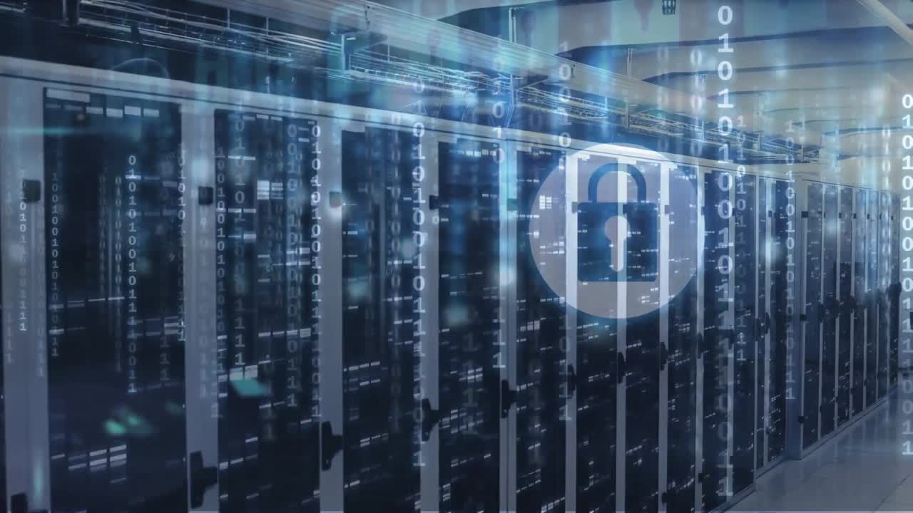 animación del icono del candado de seguridad, cuadrados de mosaico y codificación binaria contra la sala del servidor de la computadora.