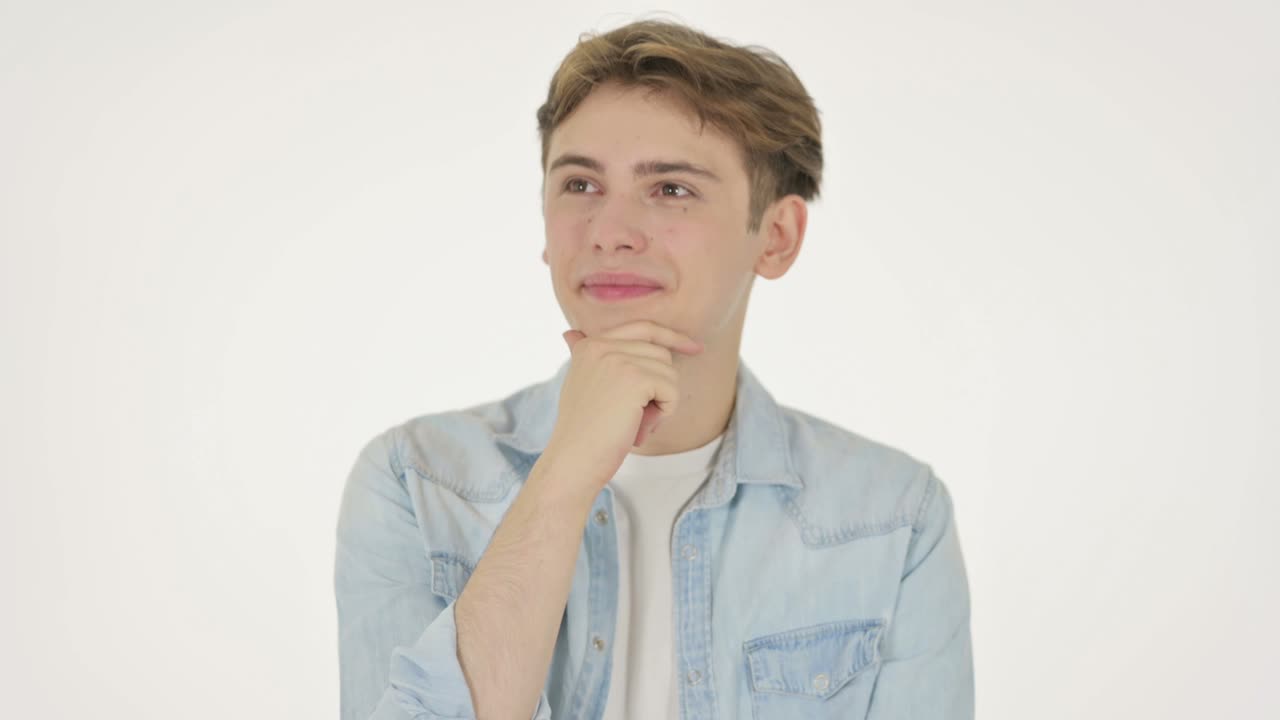 joven pensativo pensando y obteniendo una idea sobre un fondo blanco