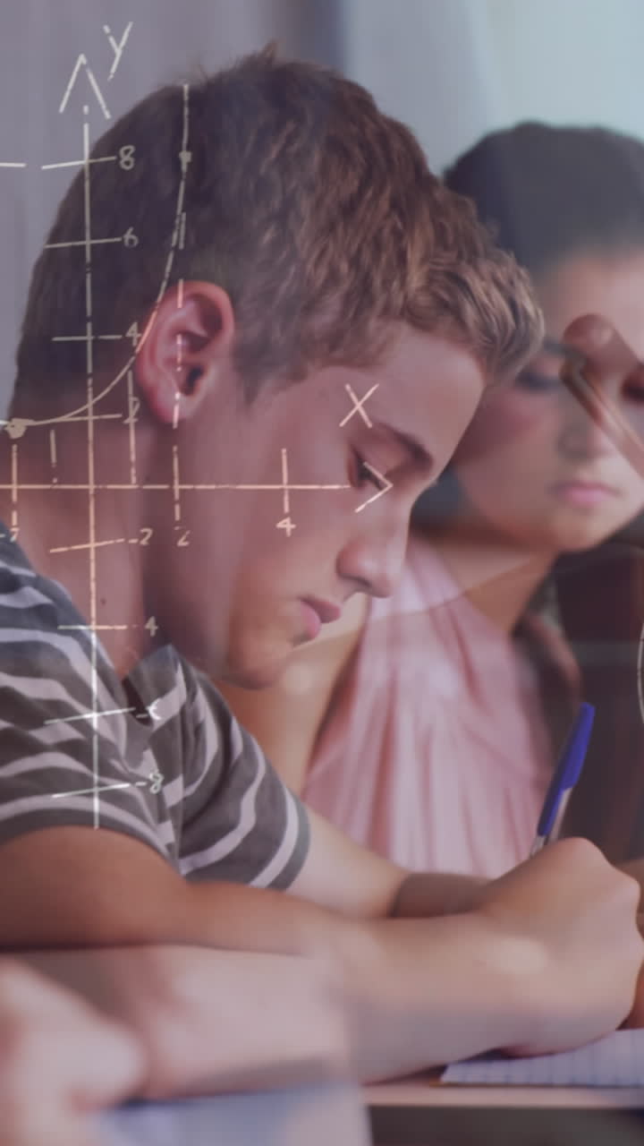 animación de ecuaciones matemáticas sobre niños de escuela escribiendo en el aula