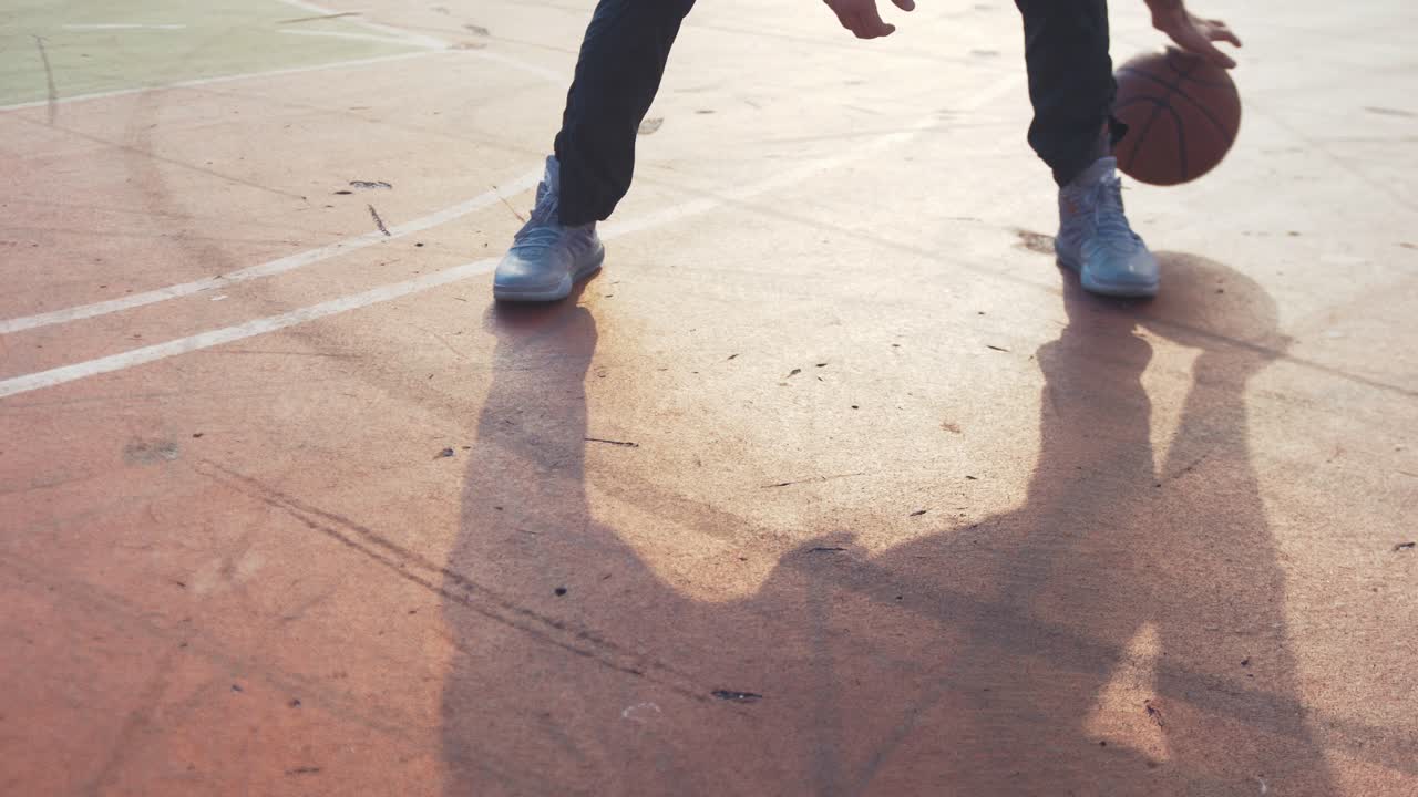 Dribbling con palla da basket ripreso dal basso in slow motion con risoluzione 4K.