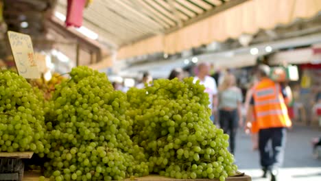 jerusalén, israel - 2 de septiembre de 2022: gente comprando y paseando en el mercado machaneh yehudah