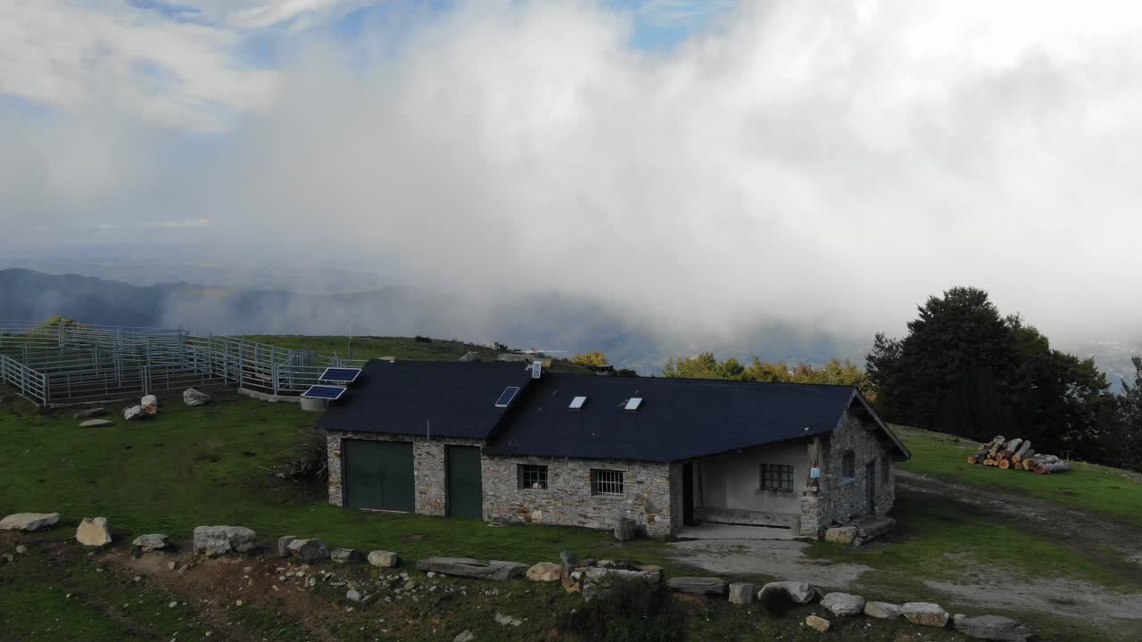 granja en la meseta de prat d'albis con nubes bajas en el fondo, pirineos en francia