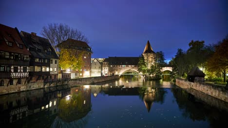 Nürnberger-Nachtzeitraffer-Mit-Beleuchteten-Historischen-Stadtgebäuden