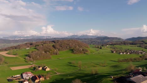 Vista-Aérea-De-Un-Valle-De-Media-Montaña-En-Verano,-Con-Campos-Y-Prados,-Francia,-Macizo-Chartreuse,-Región-De-Auvernia-Ródano-Alpes.