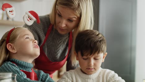 video inclinado hacia abajo de la familia durante la cocción de navidad