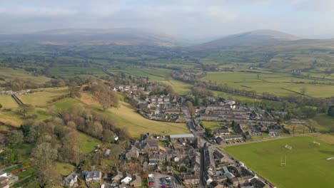 filmische luftaufnahmen von sedbergh village, dem idealen ort für einen ausflug zu jeder jahreszeit