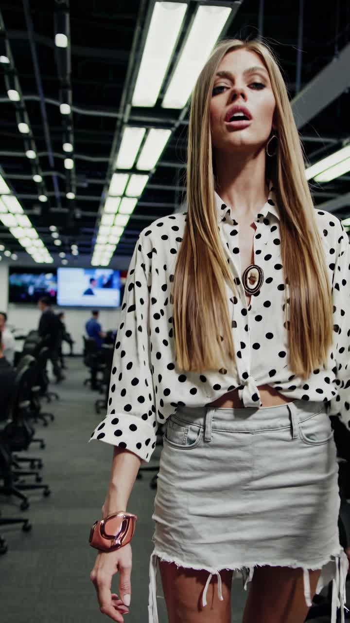 mujer elegante en un entorno de oficina moderno