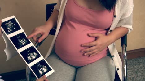 mujer embarazada y médico ginecólogo en el hospital