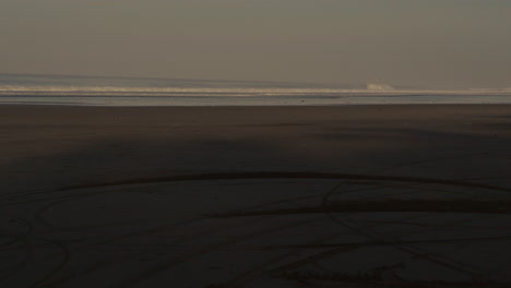 playa vacía al amanecer o al anochecer