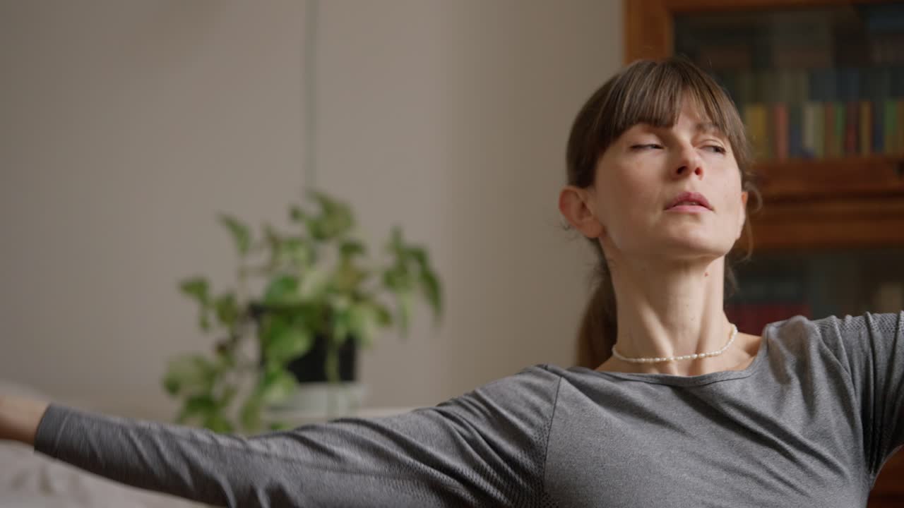 mujer practicando yoga en casa