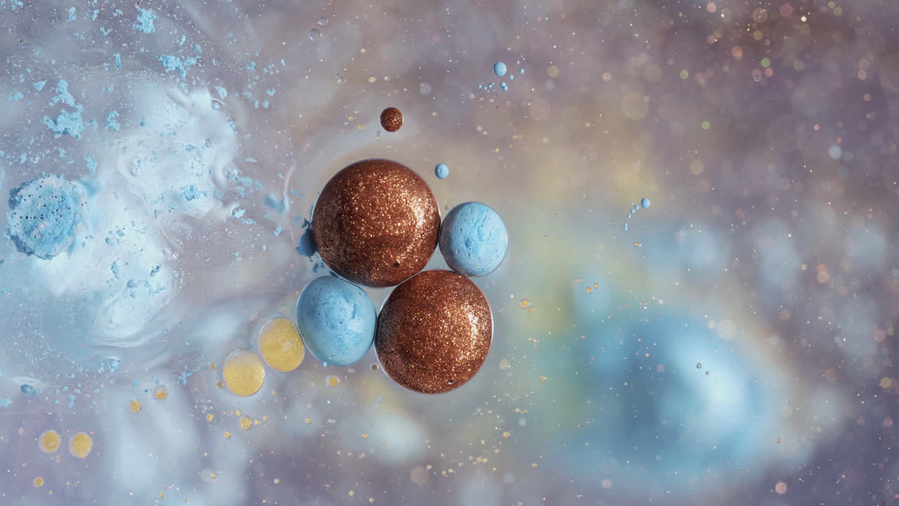 macro burbujas de arte fluido azul con partículas de tinta de mármol en disolución que fluyen efecto girando alrededor