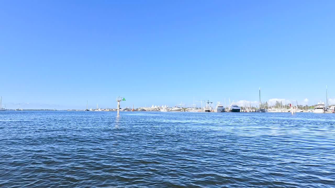 도시 스카이라인을 볼 수 있는 경치 좋은 강 항해