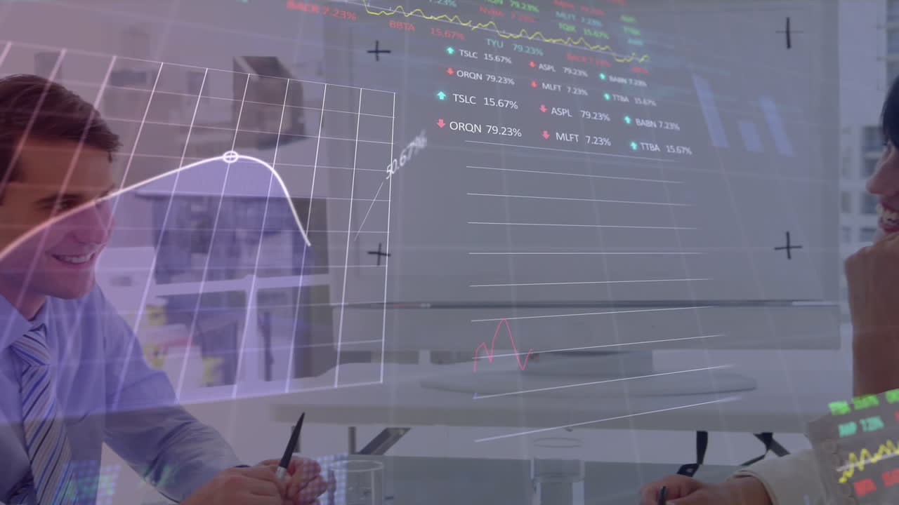 그래프의 애니메이션, 거래 보드, 다인종 동료들이 회의실에서 토론하는 서클