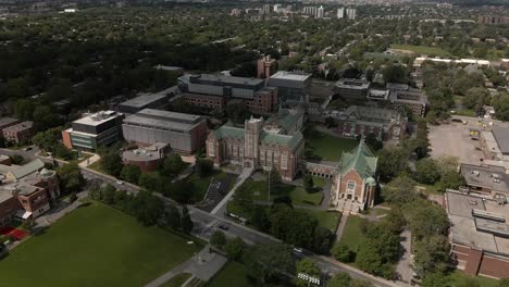 fachada del campus loyola de la universidad concordia con paisaje verde de la ciudad al fondo en montreal, quebec, canadá