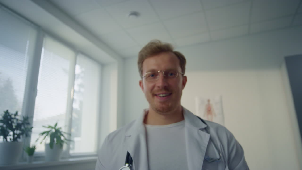POV-Video: Arzt berät Patienten in der Klinik. Mediziner gibt medizinischen Rat.