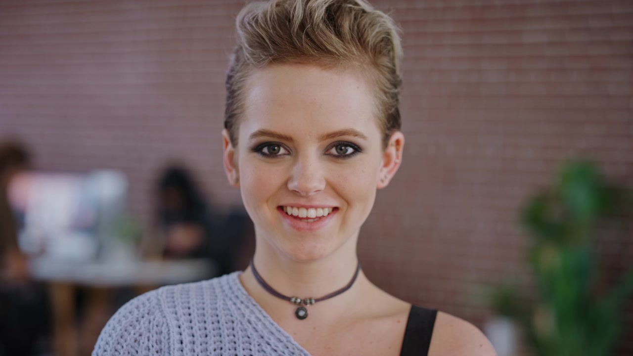 Ritratto di una giovane donna sorridente in ufficio