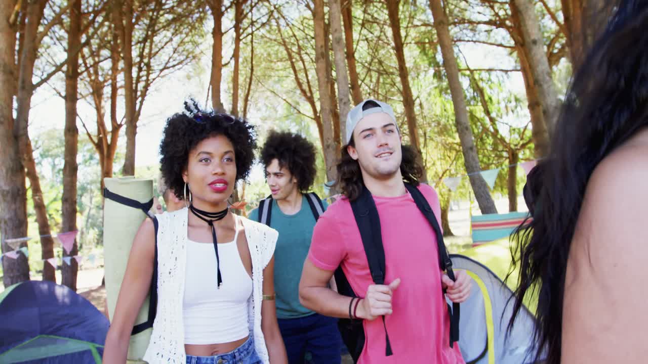 Amici che camminano insieme nel parco 4k