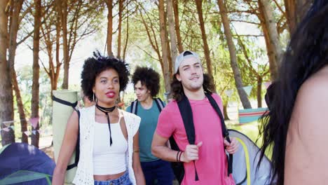 amigos caminando juntos en el parque 4k