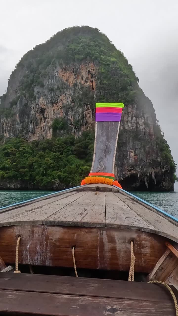 크라비의 석회암 절벽을 가로질러 경치 좋은 보트 타기