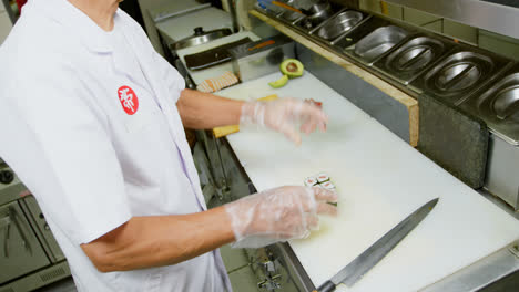 chef masculino arreglando rollos de arroz en la cocina 4k