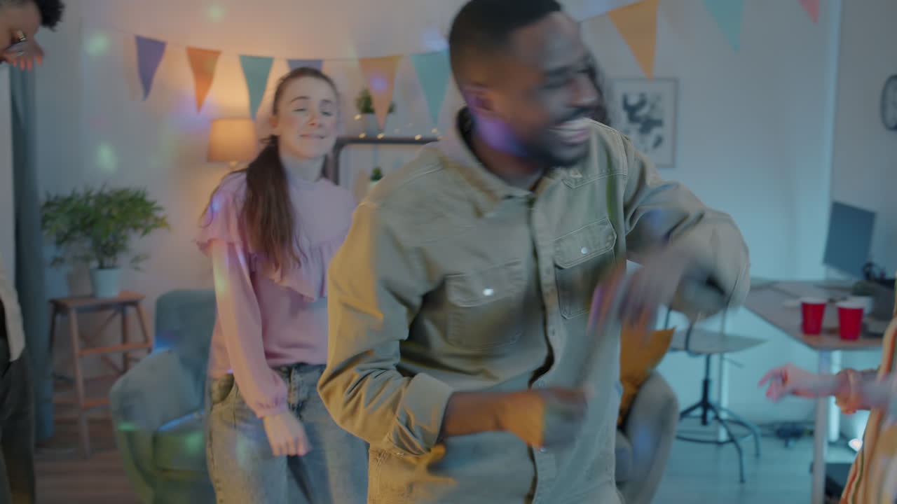 amigos bailando en una fiesta