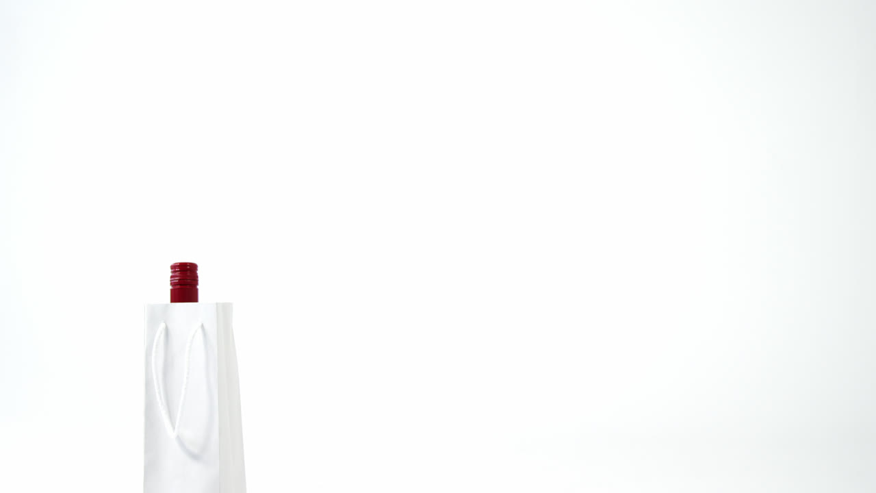 botella de primer plano en una bolsa de papel