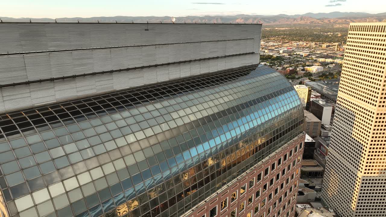 la forma única de los pozos del techo del centro de fargo en denver, colorado