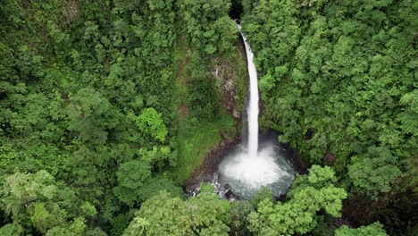 Alta-Cascada-De-La-Fortuna-Cayendo-En-Una-Pequeña-Piscina-En-Un-Exuberante-Desfiladero-De-La-Jungla