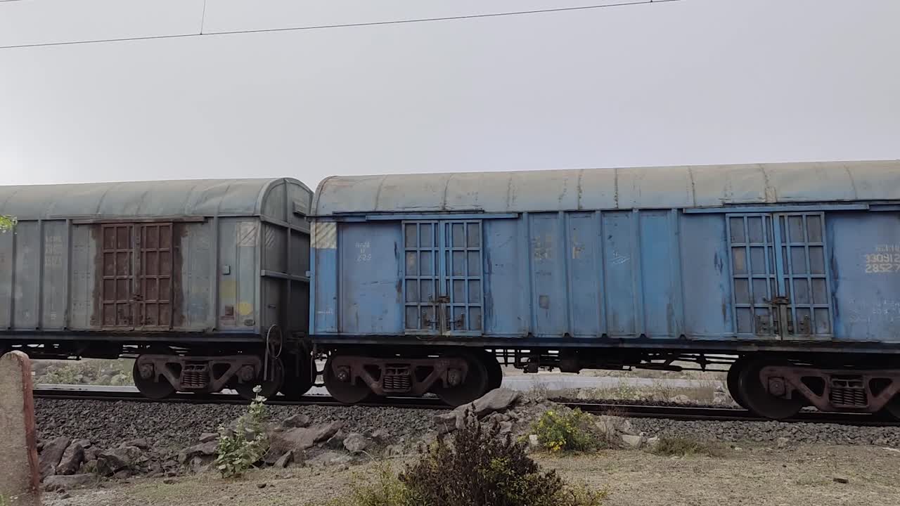 una toma estática de vagones de carga que circulan por la vía férrea