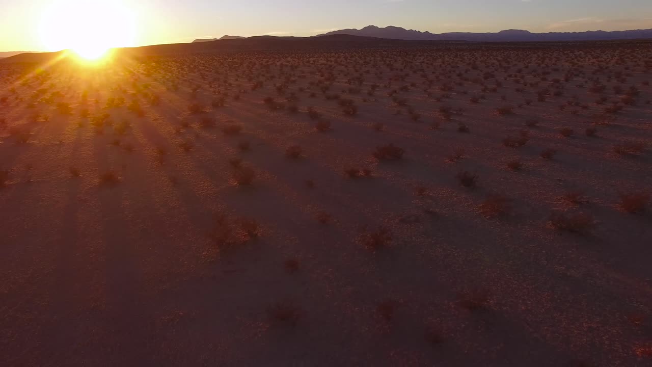 una hermosa antena baja en movimiento rápido sobre el desierto de mojave al amanecer o al atardecer 3