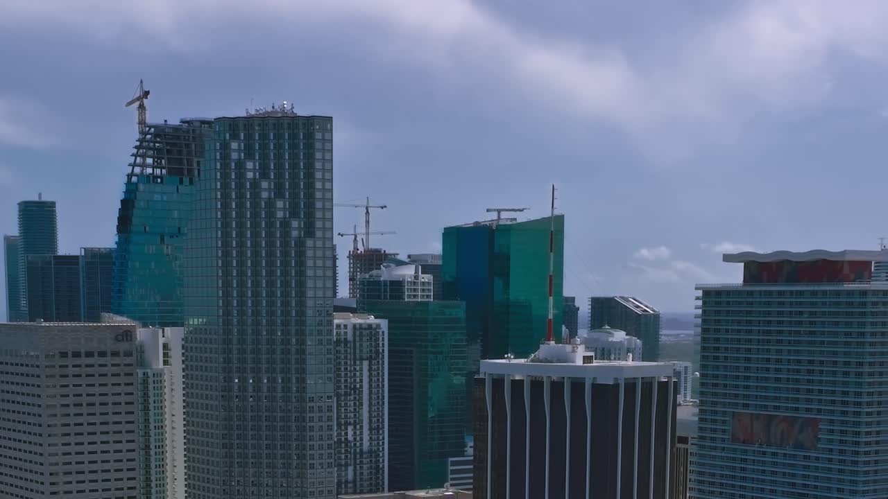 Vista aérea do horizonte de Miami com edifícios e atividade de construção