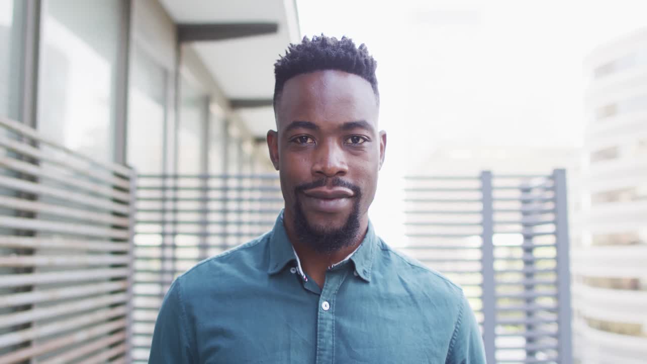 retrato de un feliz hombre de negocios afroamericano en la oficina creativa