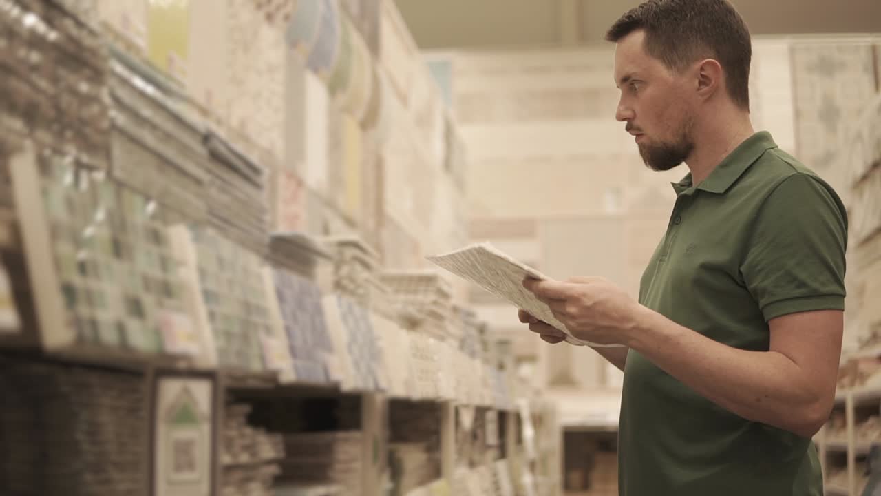 hombre comprando azulejos en una tienda de mejoras para el hogar