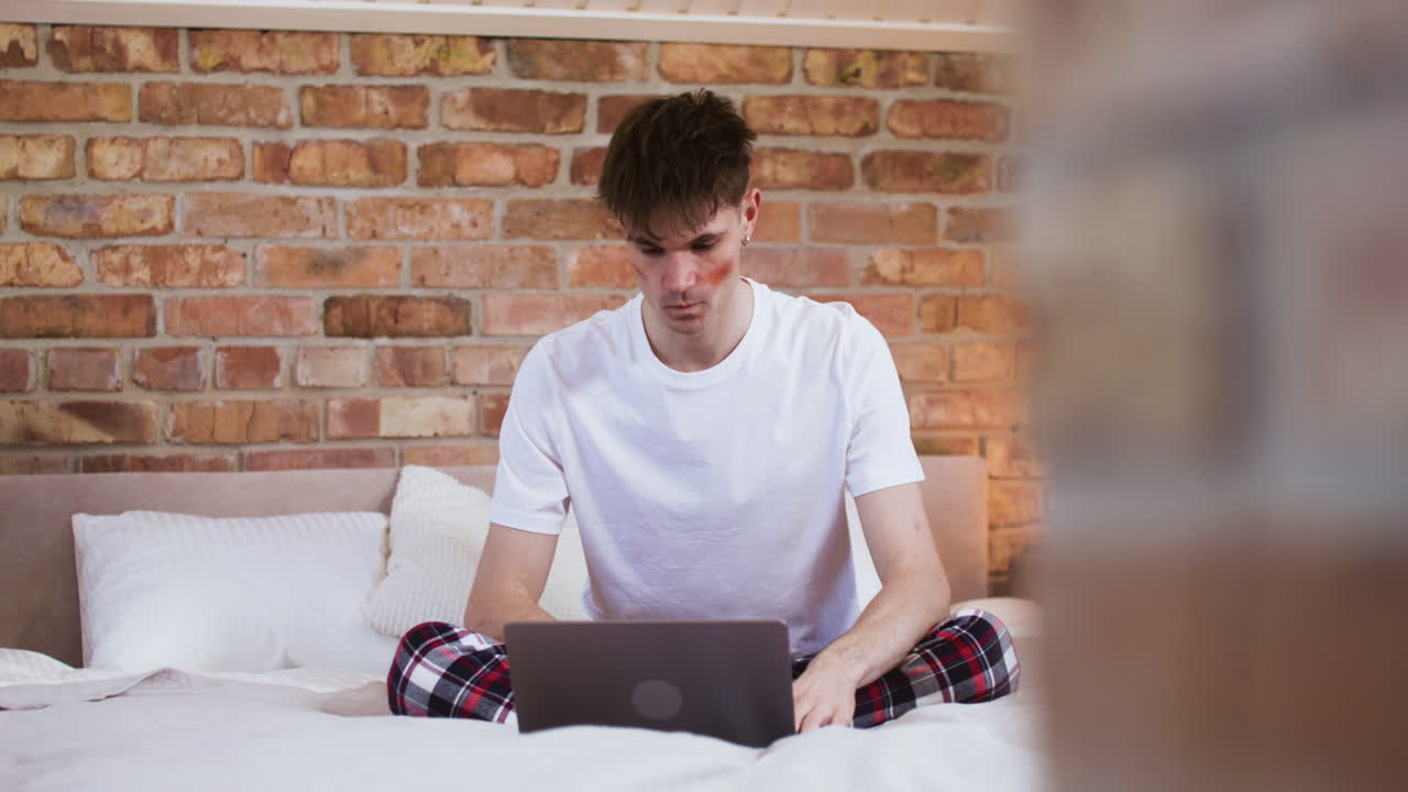 침실에 있는 남자