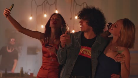 amigos tomando una selfie en una fiesta