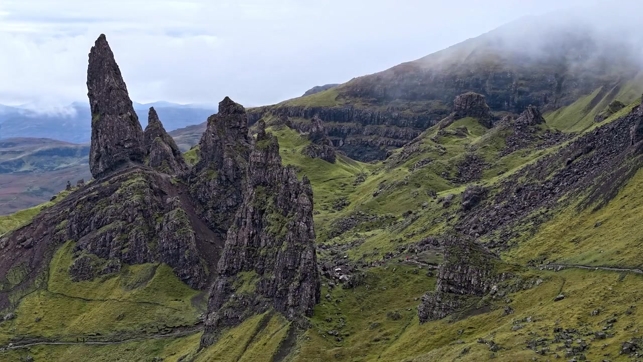 Timelapse de nevoeiro envolvendo Old Man of Storr e recuando sobre a paisagem verde