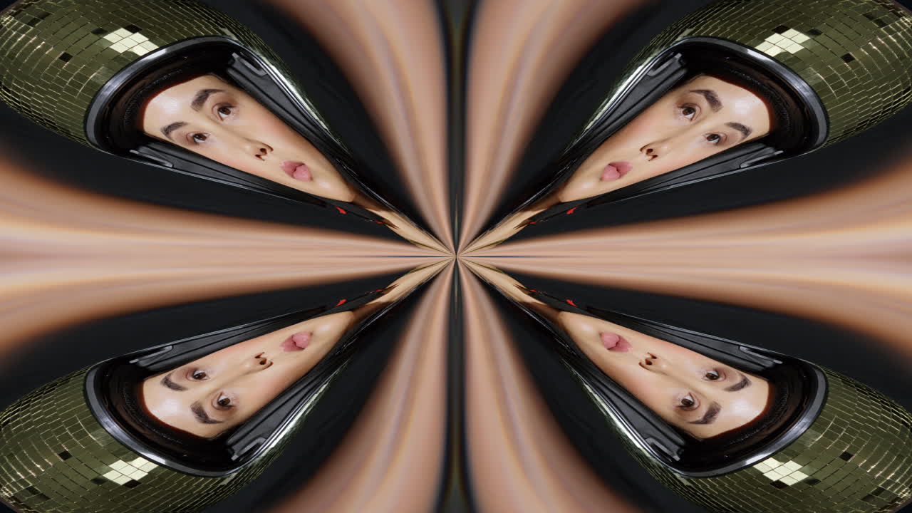 mujer posa con orejas de conejo de bola de espejo