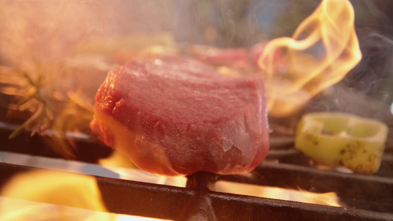 구운 스테이크와 야채